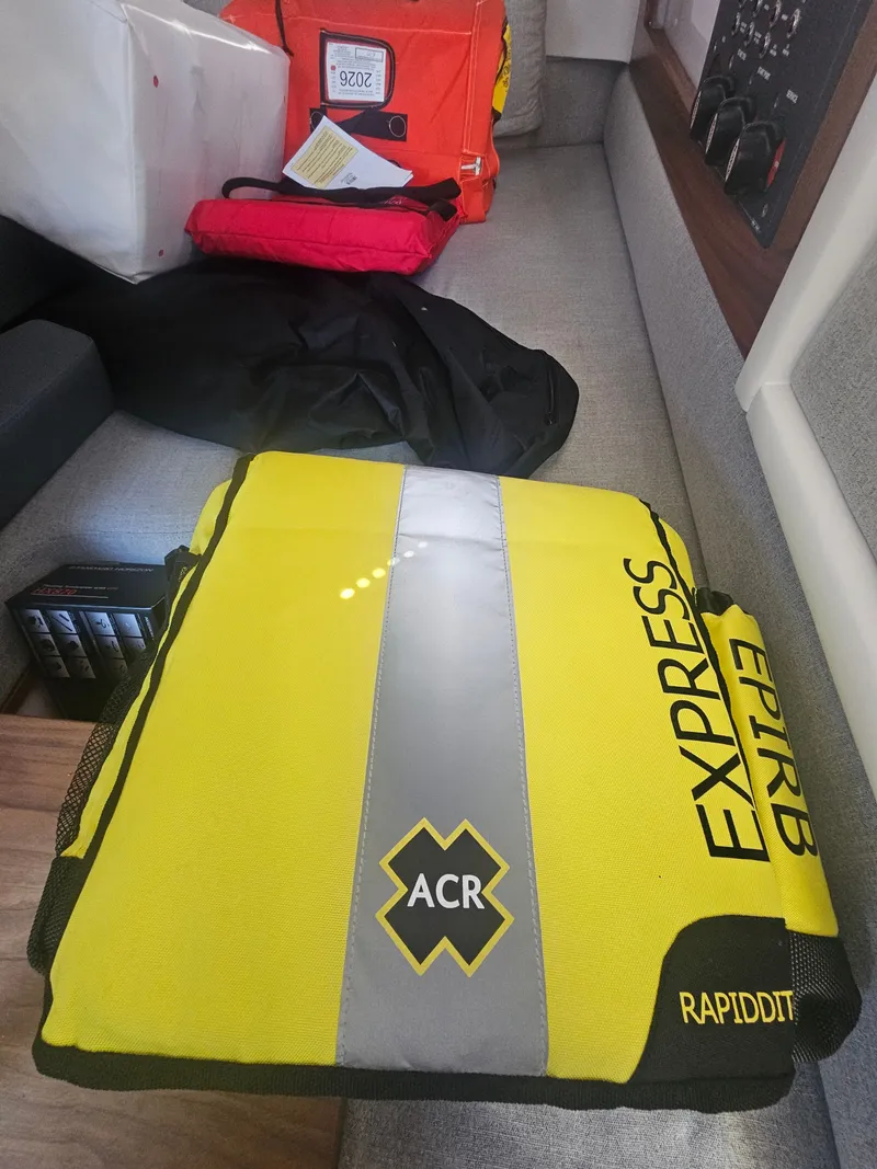 Slide: The Image of Axopar 28 Cabin AC 2021 - 29