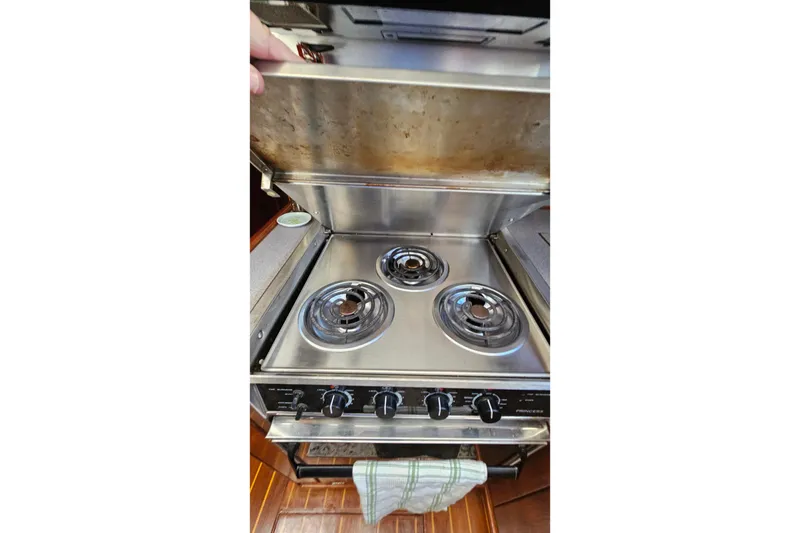 Slide: The Image of 1991 Bayliner 3888 Motoryacht stove with three burners and control knobs. - 18