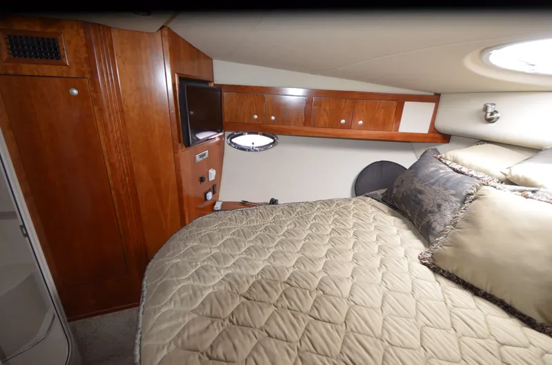 Slide: The Image of Luxurious cabin of the 2007 Cruisers Yachts 415 Express Motoryacht. - 10