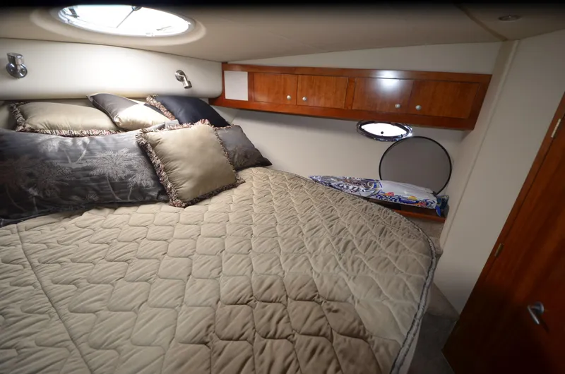 Slide: The Image of Luxurious cabin of the 2007 Cruisers Yachts 415 Express Motoryacht. - 11