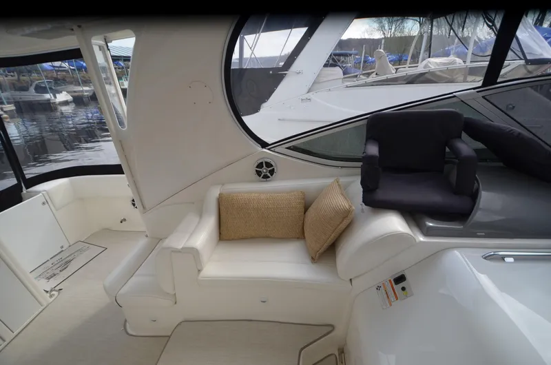 Slide: The Image of Interior of 2007 Cruisers Yachts 415 Express Motoryacht. - 6