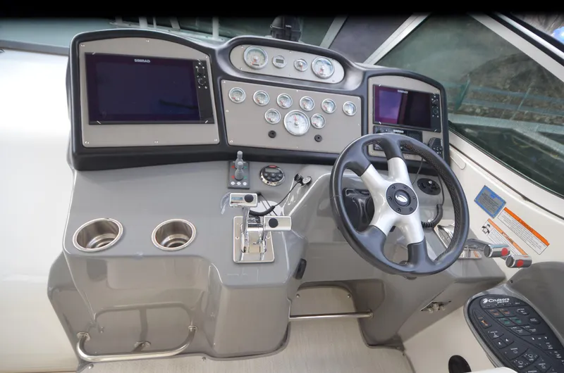 Slide: The Image of Helm of the 2007 Cruisers Yachts 415 Express Motoryacht. - 7