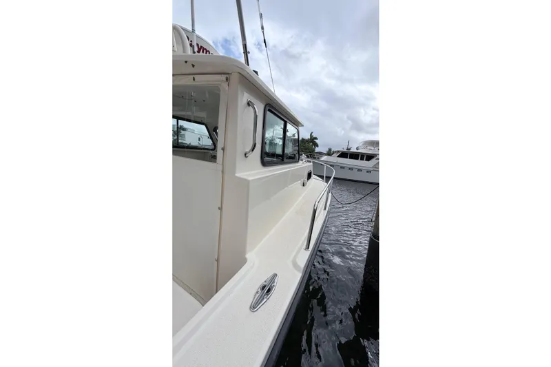 Slide: The Image of 2001 Parker 2520 Deep Vee Sport Cabin boat on calm ocean waters. - 12
