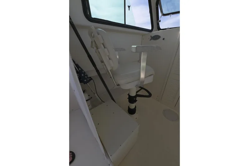 Slide: The Image of Captain's chair in 2001 Parker 2520 Deep Vee Sport Cabin boat interior. - 20