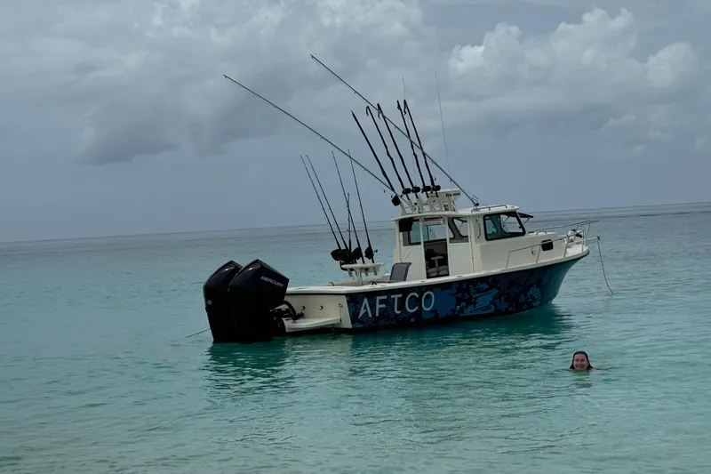 Slide: The Image of Overhead view of 2001 Parker 2520 Deep Vee Sport Cabin boat on water. - 6