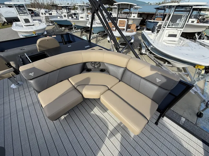 Slide: The Image of Viaggio Lago V 20R-HONDA 115 2026 - 4