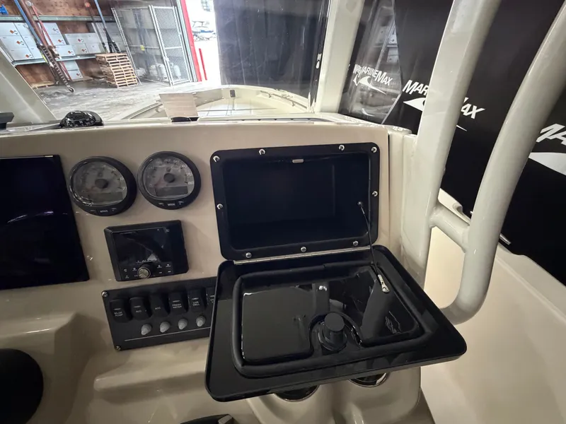 Slide: The Image of Boston Whaler 250 Dauntless 2026 - 27