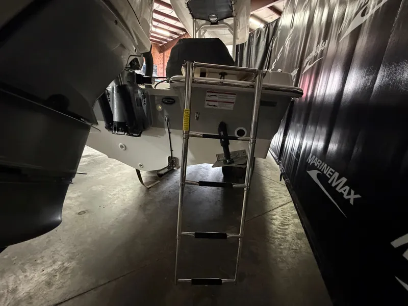 Slide: The Image of Boston Whaler 250 Dauntless 2026 - 8