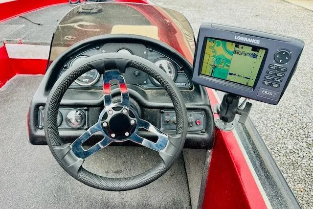 Slide: The Image of Steering wheel and navigation system of 1997 Sprint 267 boat. - 10