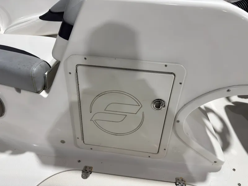 Slide: The Image of Starcraft 2000 Limited 2014 boat, white seating and storage compartment. - 20