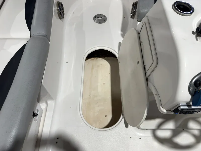 Slide: The Image of Starcraft 2000 Limited 2014 boat with open storage compartment. - 22