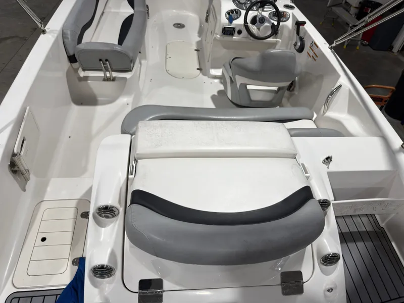 Slide: The Image of Interior view of a 2014 Starcraft 2000 Limited boat. - 5
