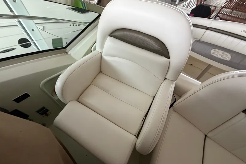 Slide: The Image of Luxurious seat in Sea Ray 40 Sundancer 2006 boat. - 21