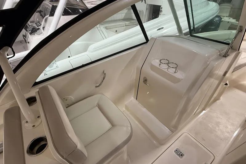 Slide: The Image of Livewell compartment on a 2014 Pursuit DC 265 Dual Console boat. - 20