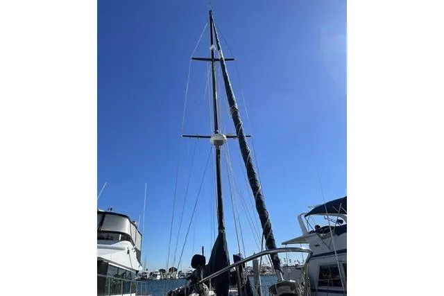 Slide: The Image of 1982 Formosa 42 sailboat mast against clear blue sky in marina. - 27