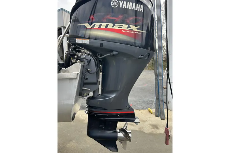 Slide: The Image of Yamaha VMAX outboard motor on 2022 SunCatcher Fusion 324SS boat. - 14