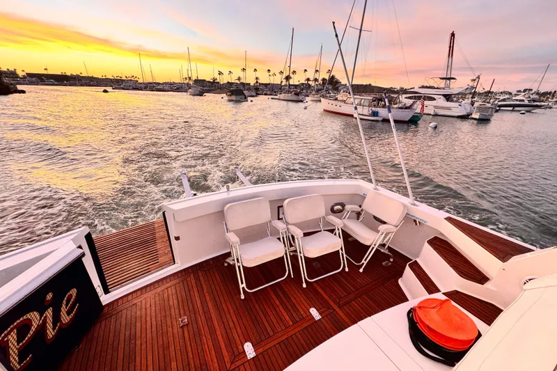 Slide: The Image of Interior of 2000 Grand Banks East Bay 49 yacht. - 28