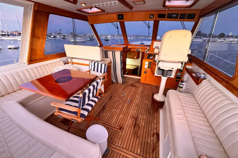 Slide: The Image of Interior of a 2000 Grand Banks East Bay 49 yacht. - 23