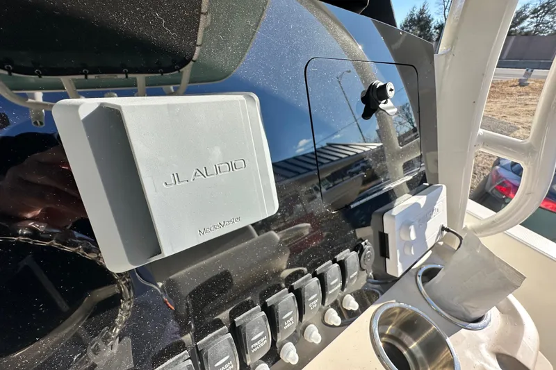 Slide: The Image of JL Audio system on Boston Whaler 250 Dauntless 2026 boat. - 12