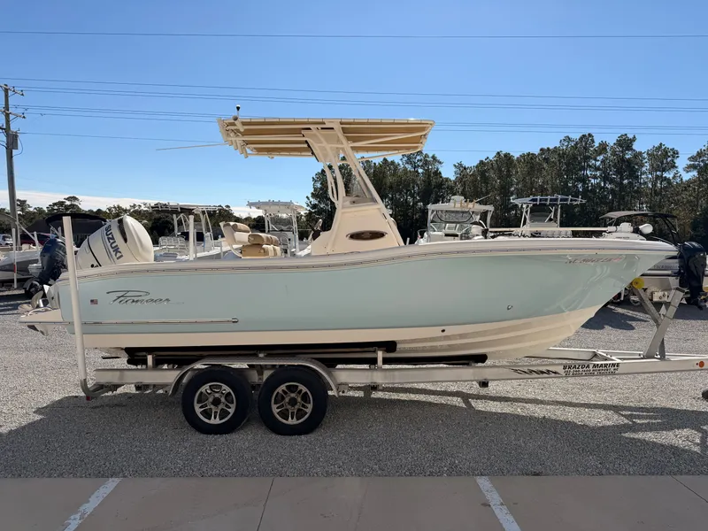 Slide: The Image of Pioneer 222 Sportfish 2019 - 5