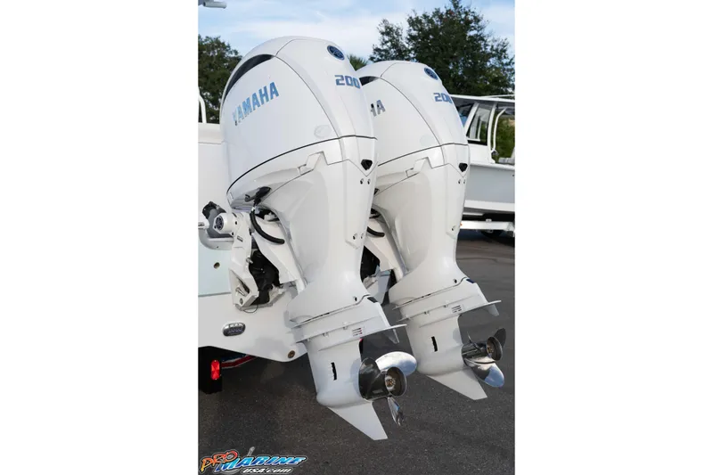 Slide: The Image of Twin Yamaha outboard engines on a 2026 Sea Hunt Ultra 265 SE boat. - 15