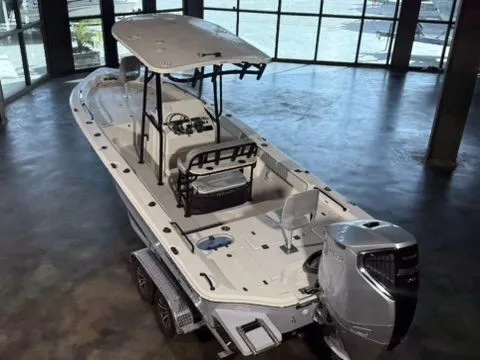 Slide: The Image of Tracker Grizzly 1756T Marsh 2026 - 15