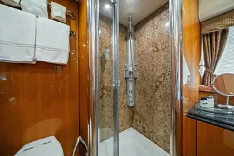 Slide: The Image of 2005 Sunseeker 82 Yacht - Image 32 - 32