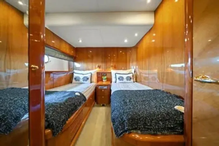 Slide: The Image of 2005 Sunseeker 82 Yacht - Image 33 - 33