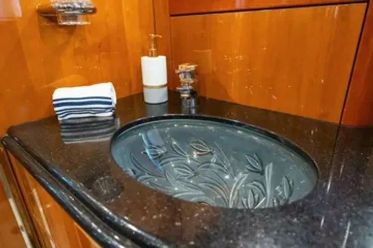 Slide: The Image of 2005 Sunseeker 82 Yacht - Image 37 - 37