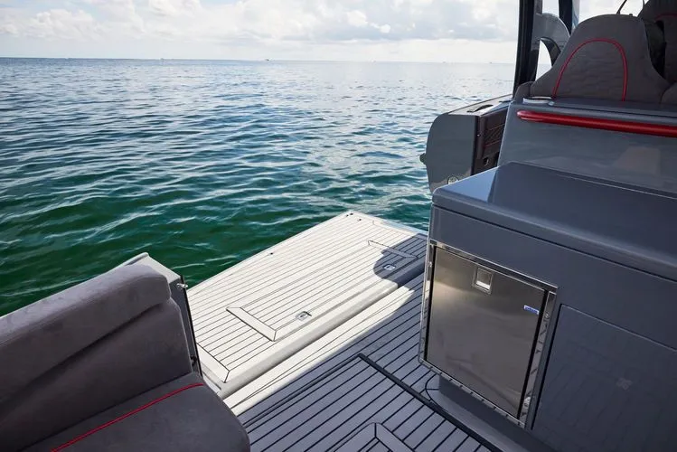 Slide: The Image of 2024 Midnight Express 52 Vitesse - Image 18 - 18