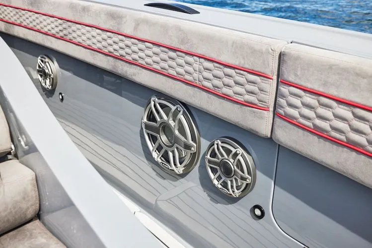 Slide: The Image of 2024 Midnight Express 52 Vitesse - Image 25 - 25