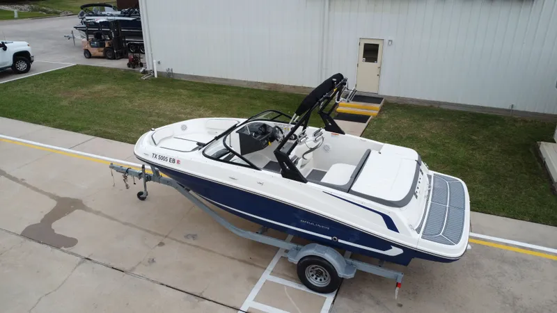 Slide: The Image of Bayliner VR5 2019 - 13