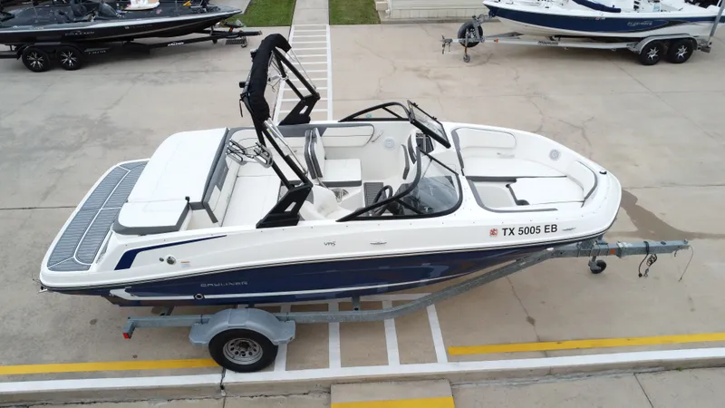 Slide: The Image of Bayliner VR5 2019 - 16