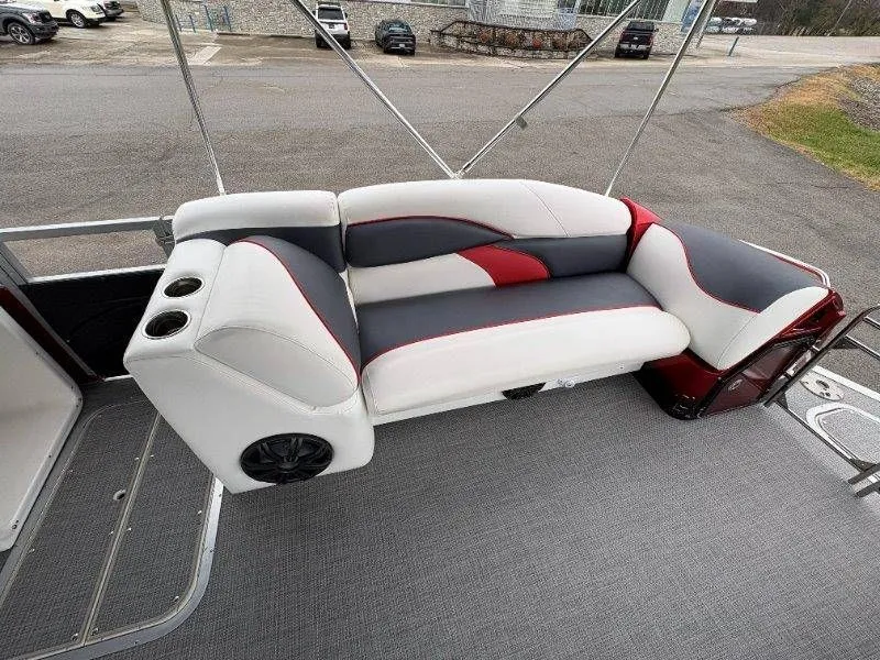 Slide: The Image of 2008 JC 246 IO boat seat with cup holders and speaker. - 43