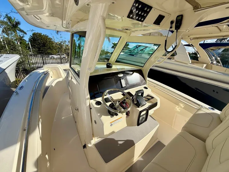 Slide: The Image of Scout 305 LXF 2026 - 2