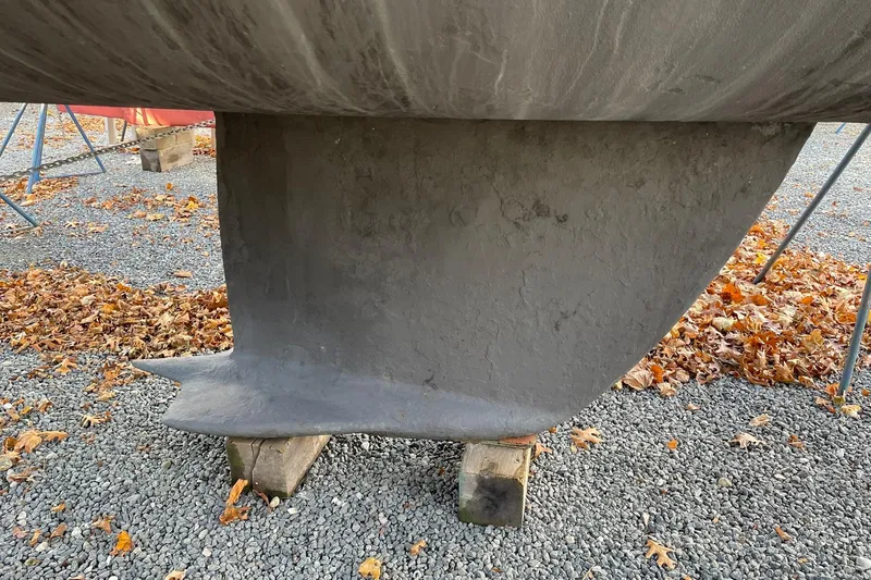 Slide: The Image of Keel of 2000 Beneteau Oceanis 361 sailboat on gravel with autumn leaves. - 7