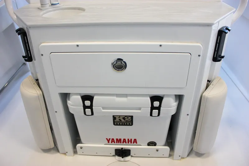 Slide: The Image of 2025 Sea Hunt Ultra 239 SE boat console with K2 cooler and Yamaha branding. - 20