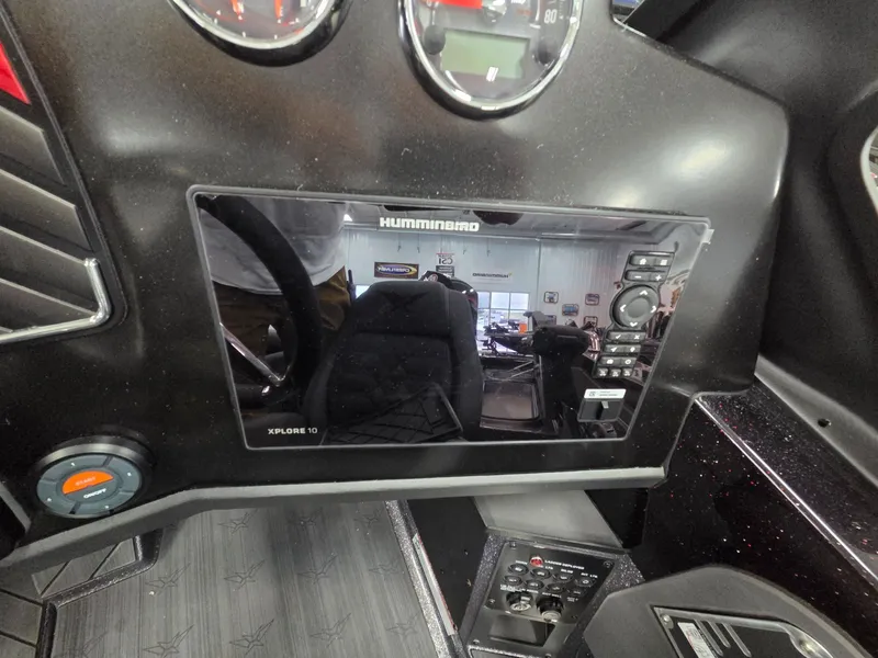 Slide: The Image of Vexus Boats DVX20X PRO 2026 - 25