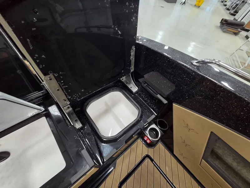 Slide: The Image of Vexus Boats DVX20s 2026 - 13