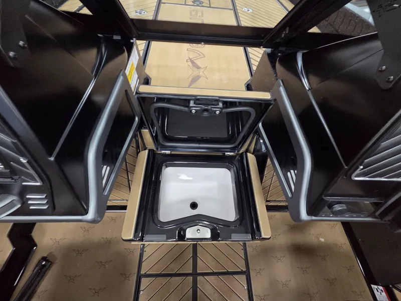 Slide: The Image of Vexus Boats DVX20s 2026 - 24