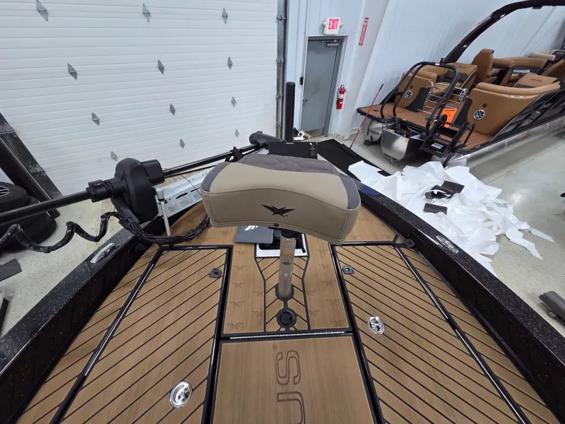 Slide: The Image of Vexus Boats DVX20s 2026 - 34