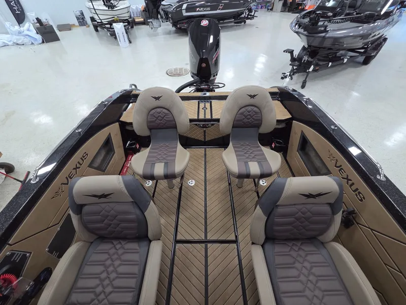 Slide: The Image of Vexus Boats DVX20s 2026 - 9