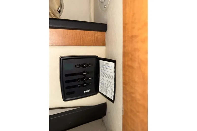 Slide: The Image of White leather seat on 2006 Sea Ray 260 Sundancer boat. - 16