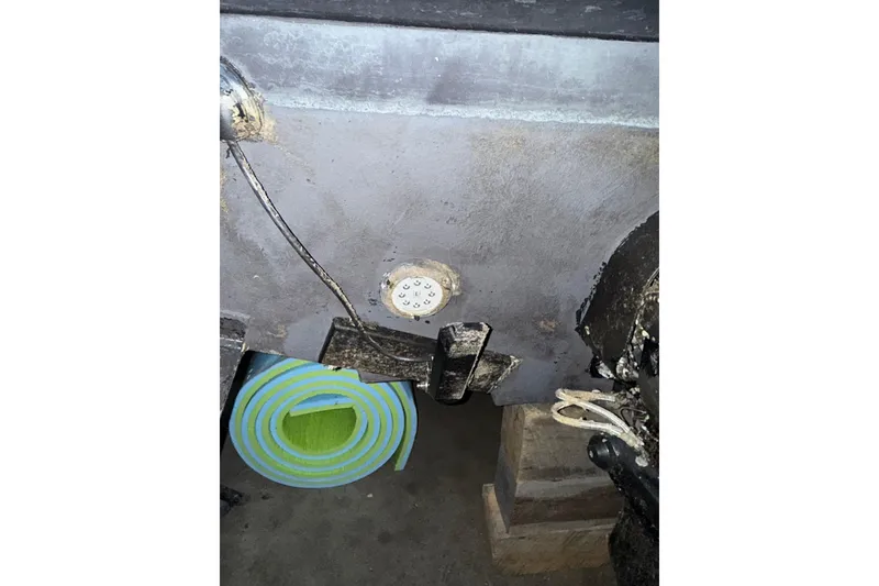 Slide: The Image of 2006 Sea Ray 260 Sundancer boat on trailer, black and white exterior, dockside view. - 6