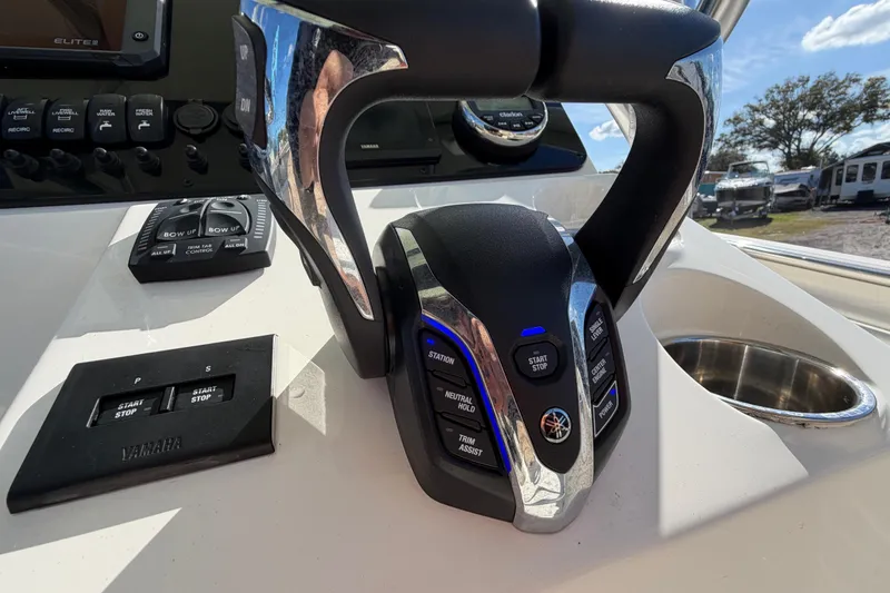 Slide: The Image of Yamaha start-stop control panel on 2025 Bulls Bay 255 Center Console boat. - 36