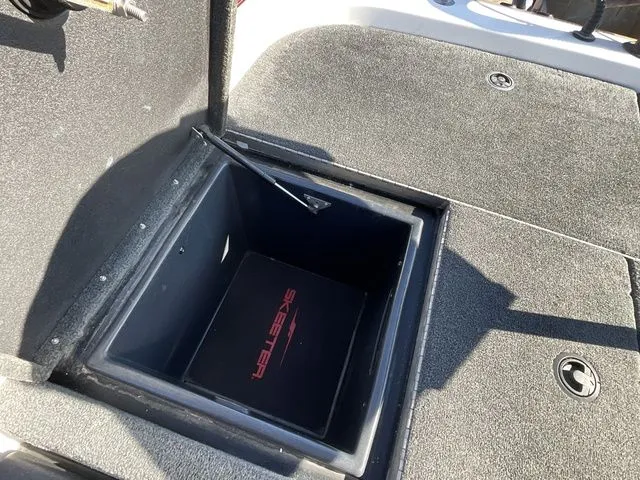 Slide: The Image of Skeeter ZX225 2002 - 16