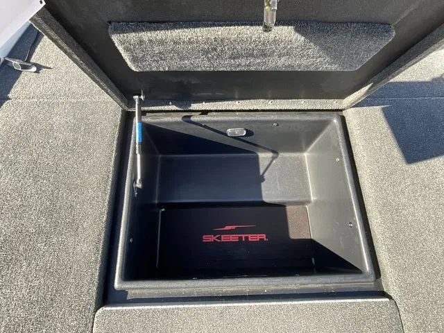 Slide: The Image of Skeeter ZX225 2002 - 8