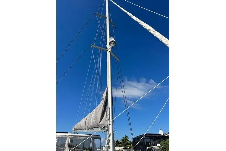 Slide: The Image of Sailboat mast of 2006 Lagoon 440 against clear blue sky. - 12