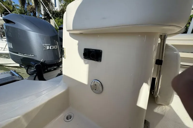 Slide: The Image of 2016 Grady-White Freedom 307 boat with Yamaha 300 engine, interior view. - 32