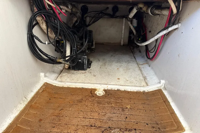 Slide: The Image of 2002 SeaCraft SC32 Master Angler boat interior wiring and equipment compartment. - 41